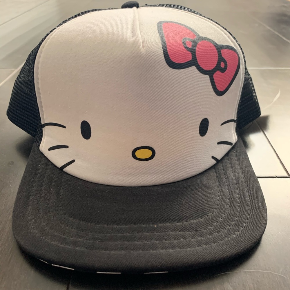 Hello Kitty x Vans Trucker Hat in Pink/White